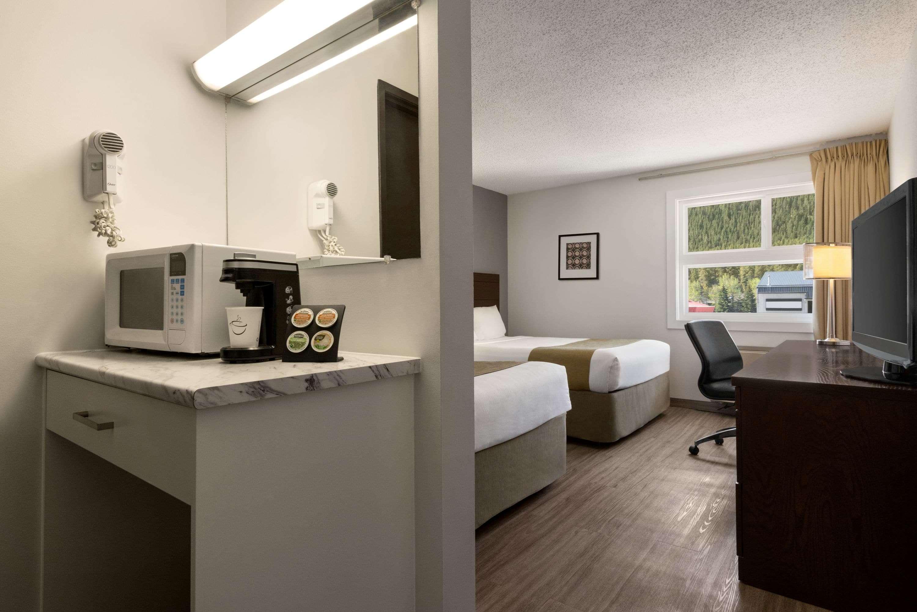 Travelodge By Wyndham Blairmore Экстерьер фото